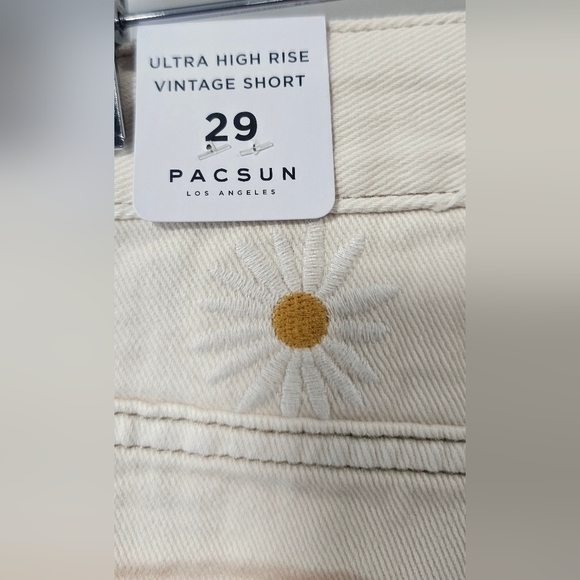 PacSun Daisy Embroidered Ultra High Waisted Vintage Denim ShortsSize 29 NWT - Picture 9 of 16